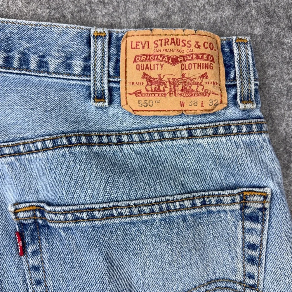 VTG Levi's Jeans Mens 38x32 Light Wash 550 Relaxed Tapered Leg Cotton 90s Y2K